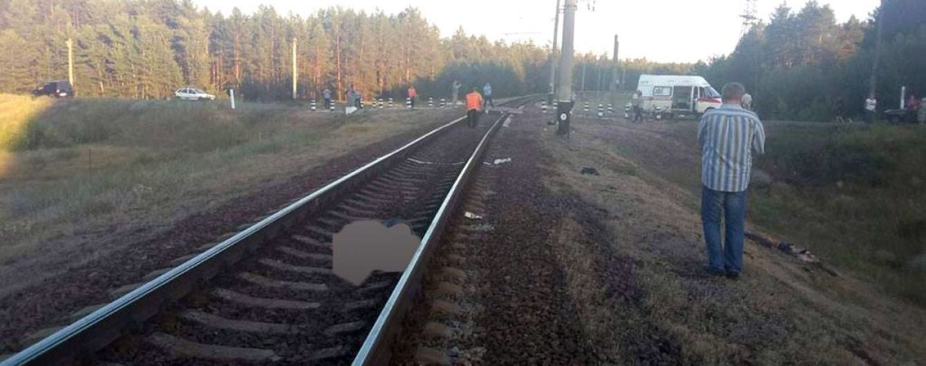 На Харьковщине на перегоне мотоцикл врезался в поезд, есть погибшие