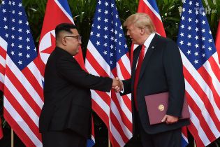 Трамп подовжив санкції проти КНДР
