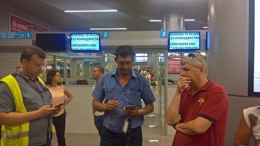 Літак посадили в Одесі_5