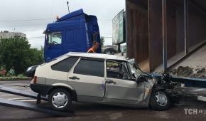 Зім’яло, як бляшанку. Під Києвом сталася кривава ДТП із фурою, двоє постраждалих