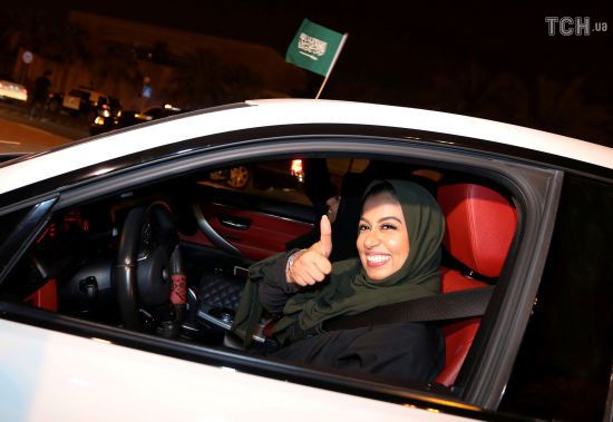 За кермом, але у хіджабі: як жінки у Саудівській Аравії святкують зняття заборони на водіння машин