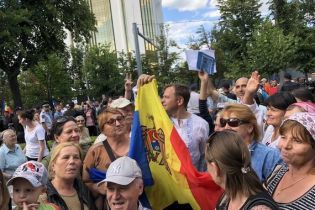 Безстрокова акція: мітингувальники у Кишеневі вимагають визнати результати вибори мера