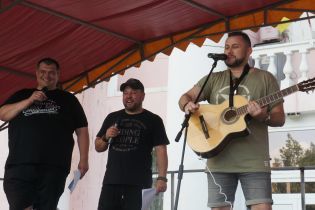І знову на фронт: актори студії "Квартал 95" відвідали бійців на передовій