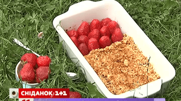 Рецепт крамбля с клубникой и ревенем от Руслана Сеничкина