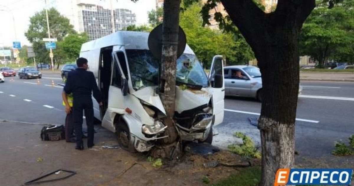 В полиции назвали предварительную причину страшной аварии маршрутки, врезавшейся в столб в Киеве