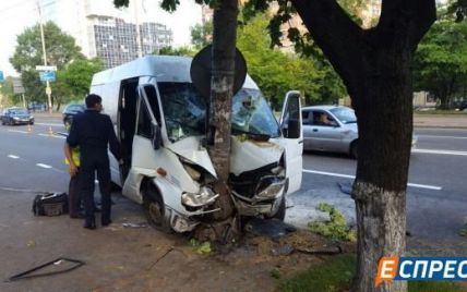 У поліції назвали попередню причину жахливої аварії маршрутки, яка врізалась у стовп у Києві
