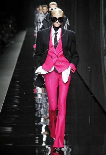 Коллекция Versace прет-а-порте сезона осень-зима 2020-2021 / © East News