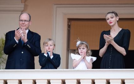 Собрались все вместе: княгиня Шарлин и князь Альбер II с детьми на торжественной процессии в Монако