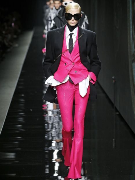 Коллекция Versace прет-а-порте сезона осень-зима 2020-2021 / © East News