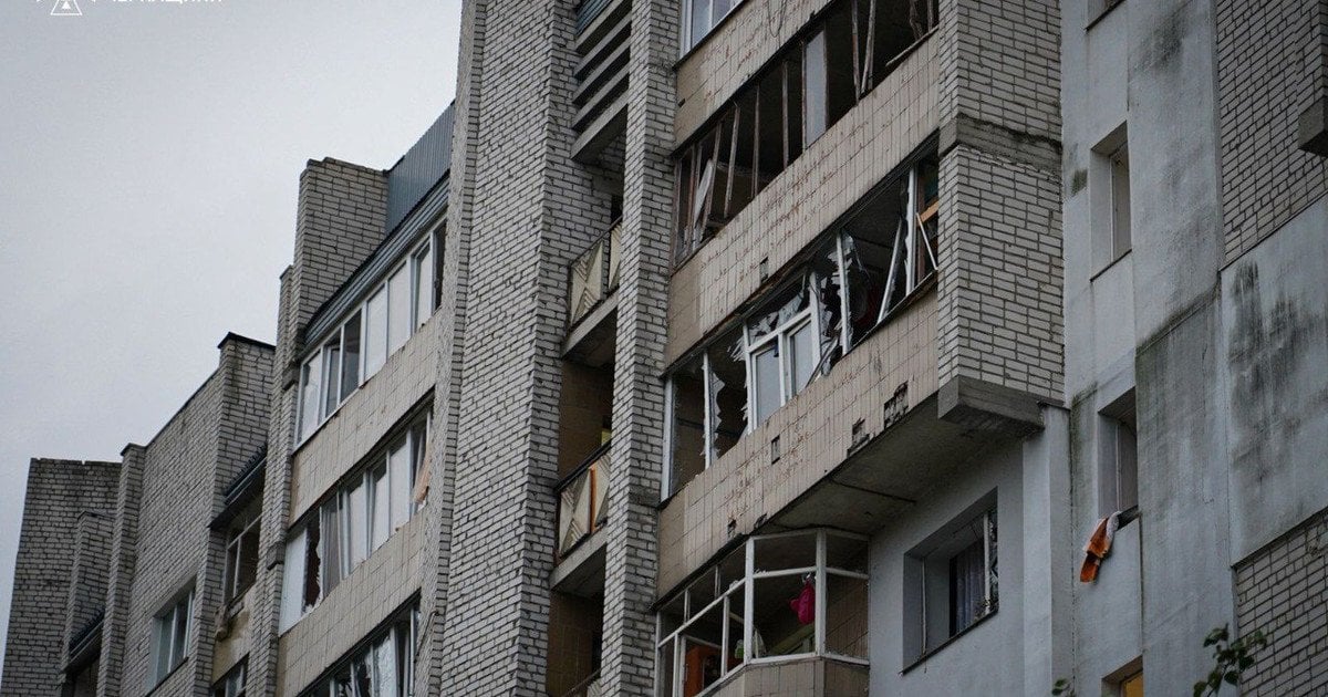 Пошкоджений будинок у Каневі через російську атаку 10 жовтня