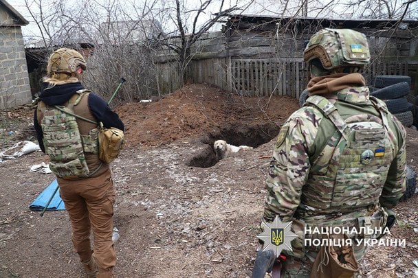 Поліцейські врятували з-під вогню собаку, якого залишили господарі / © Національна поліція України