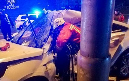 Жахлива ДТП у Києві: рятувальники вирізали водія з понівеченого автомобіля (фото)