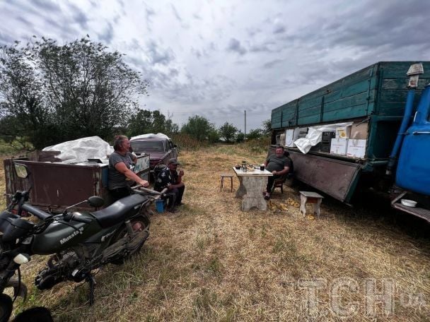 Тетяна та Володимир ночують просто в полі / © ТСН.ua