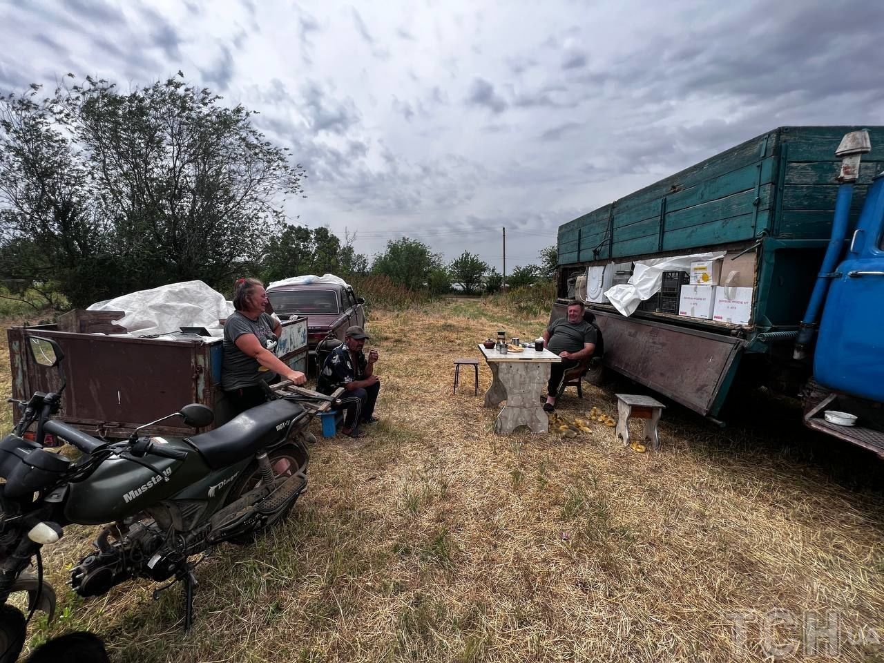 Тетяна та Володимир ночують просто в полі / © ТСН.ua