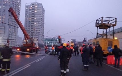 Кличко обратился в полицию из-за падения столбов на Шулявском мосту