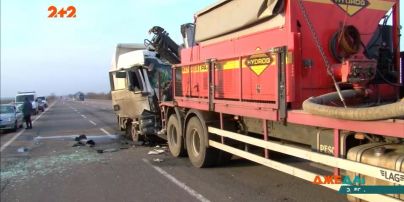 Под Одессой фура врезалась в машину для латания асфальта