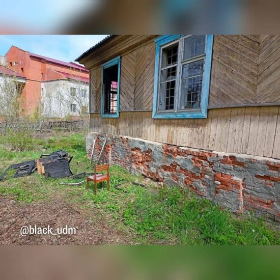 Облізлий будиночок з перекособоченим парканом: у Росії підпалили вже 13-й військомат (фото)