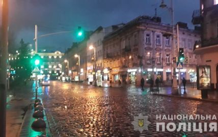 Тело женщины нашли на другом конце города: в центре Львова маршрутка сбила двух пешеходов и тащила труп по улицам