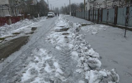 На Прикарпатті поблизу Бурштинської ТЕС випав чорний сніг: фото