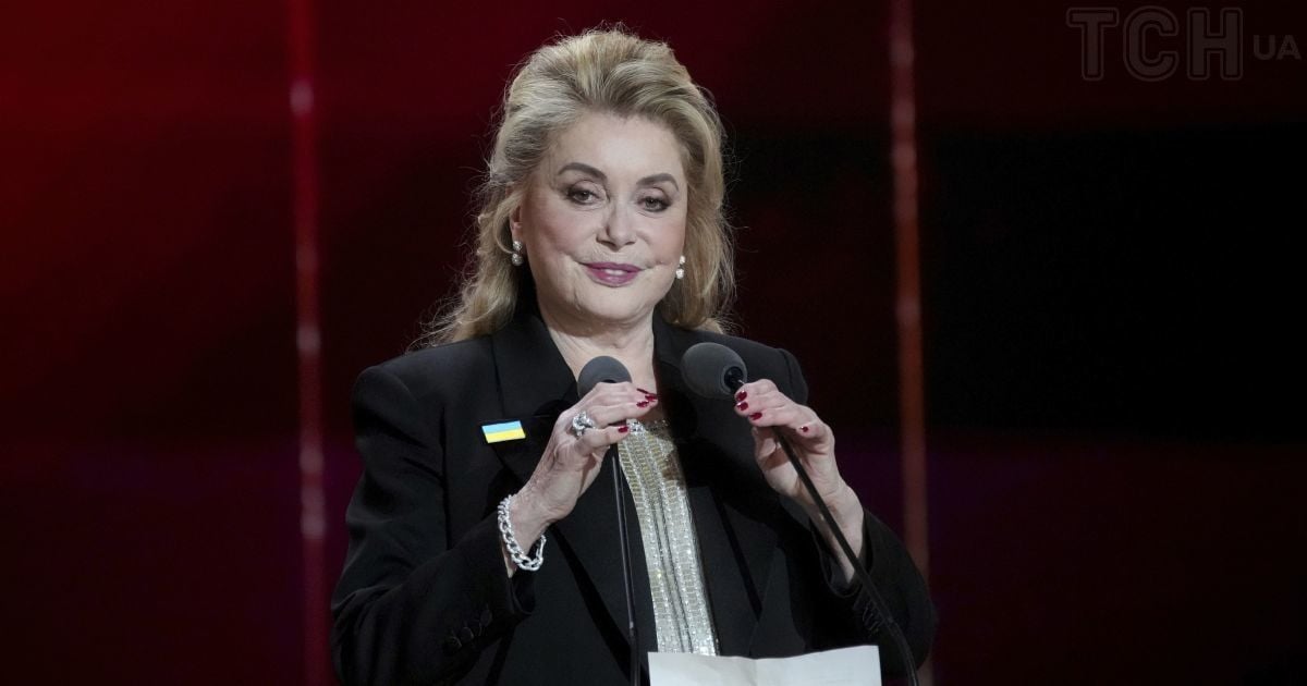 女優のカトリン・デネヴァがウクライナの旗で服を飾った