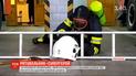 Пожарник из города Сарны в снаряжении может пролезть между ступенями пожарной лестницы