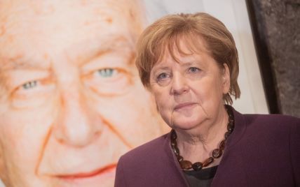 Повторила образ: Ангела Меркель у баклажановом жакеті відвідала виставку портретів