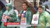 Родственники пленных провели ночь под ливнем возле ВР, чтобы депутаты вспомнили о их мужьях и сыновьях