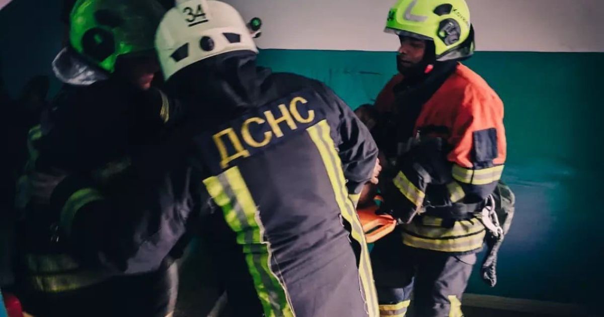 Рятувальники у Вишневому на Киїівщині витягли із шахти ліфта чоловіка / © ДСНС у Київській області
