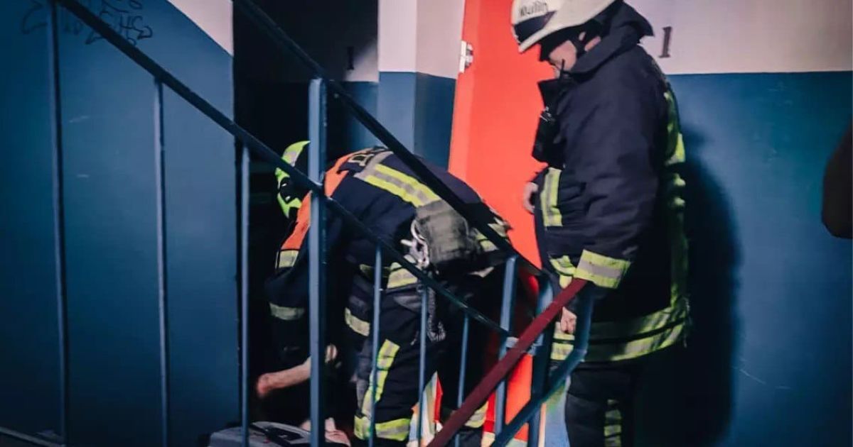 Рятувальники у Вишневому на Киїівщині витягли із шахти ліфта чоловіка / © ДСНС у Київській області