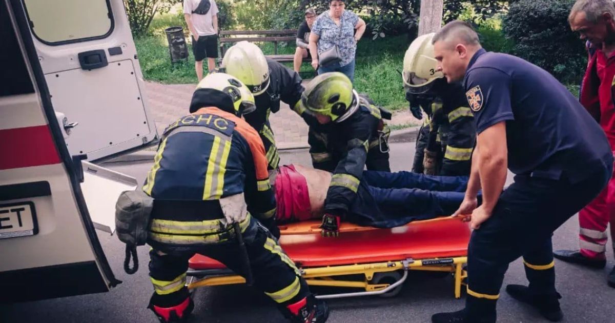 Рятувальники у Вишневому на Киїівщині витягли із шахти ліфта чоловіка / © ДСНС у Київській області