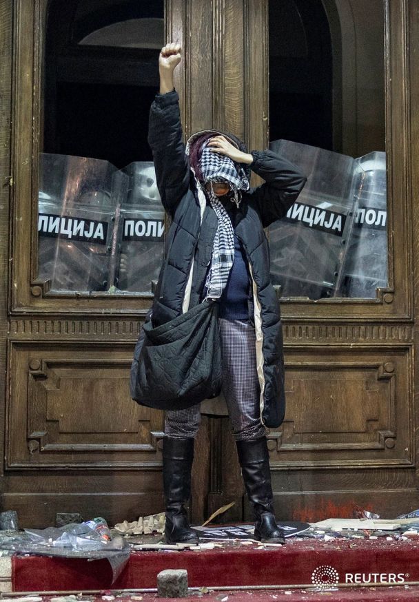 Протестувальниця У Белграді / Фото: Reuters / © 