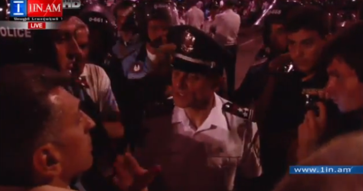 Полицейское начальство предлагало протестующим собрать инициативную группу для переговоров с президентом