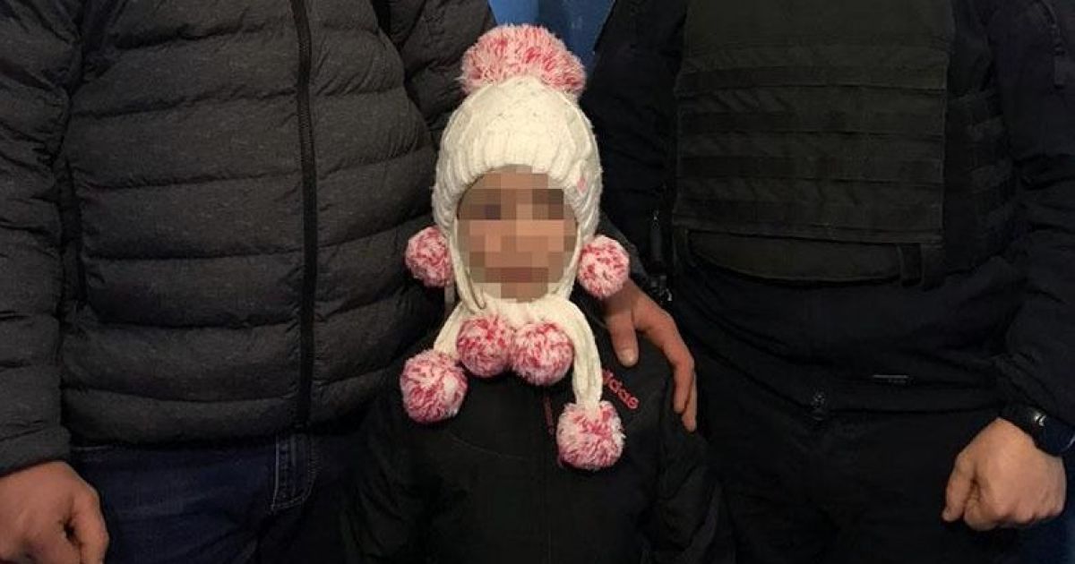 В Киеве копы изъяли шестилетнюю девочку, над которой мать совершала насилие: видео