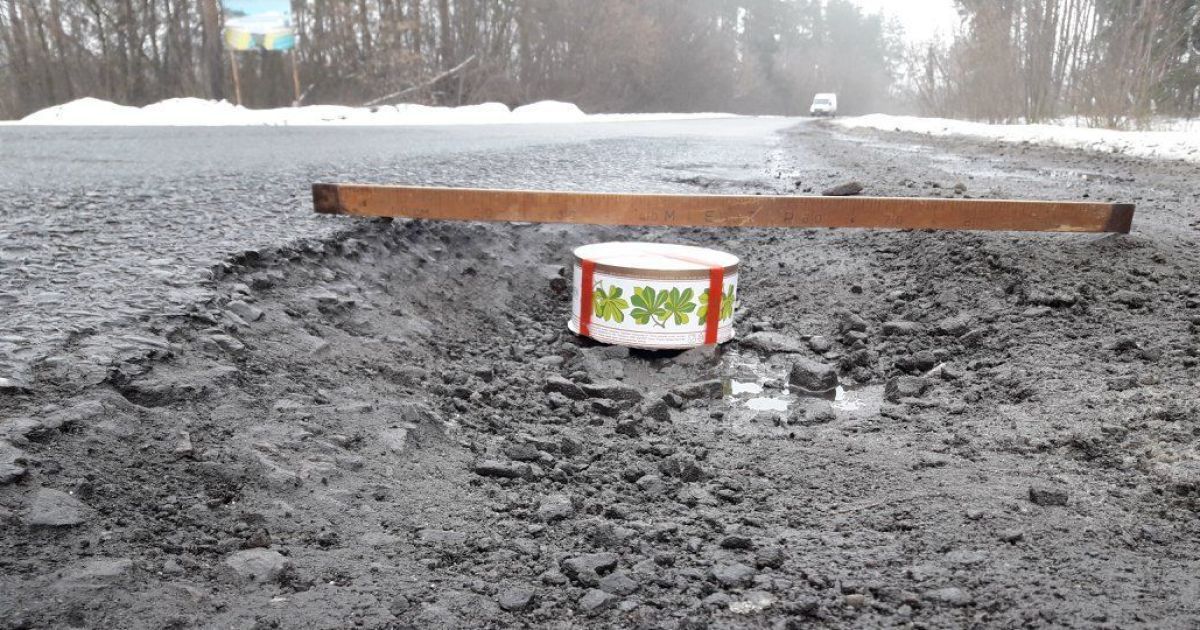 Тортом по ямам: на Харьковщине водители изобрели оригинальный способ привлечь внимание к разбитой дороге