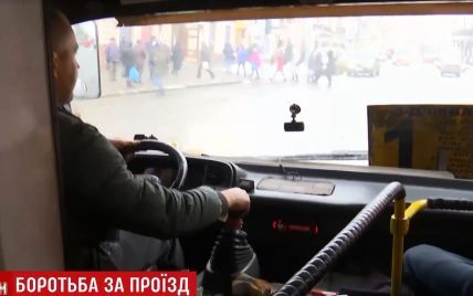 "Я вас покладу, атошники": водій маршрутки викинув із автобуса ветерана в Чернівцях