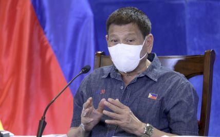 "Или вакцинация, или я отправляю вас в тюрьму": президент Филиппин обратился к населению с радикальным заявлением