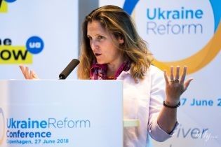 Наконец-то новые туфли: министр иностранных дел Канады продемонстрировала элегантный образ