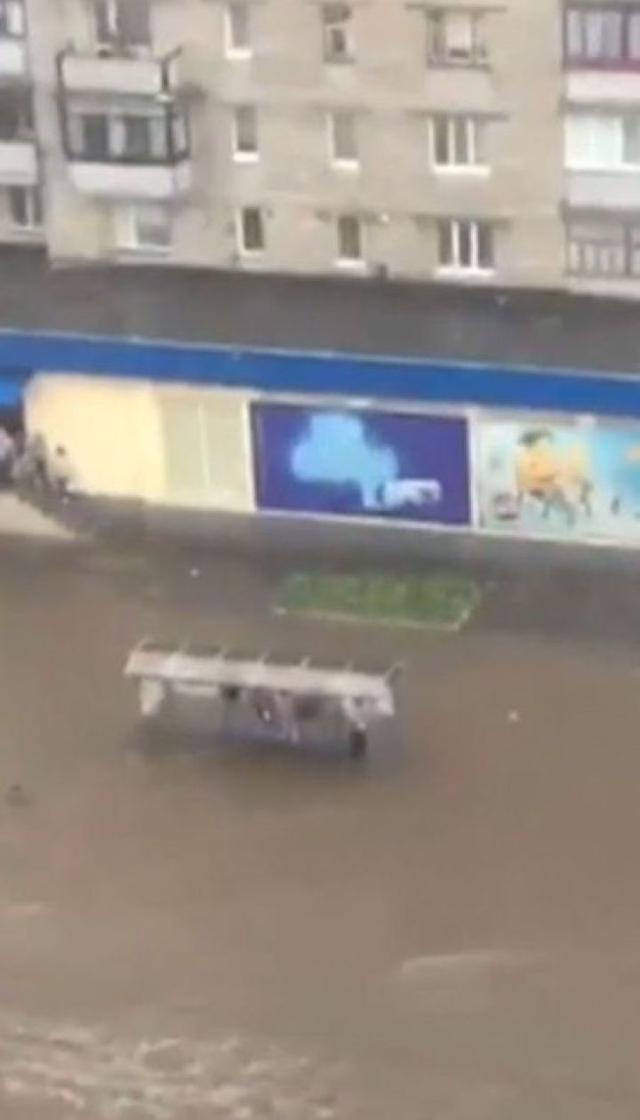 Негода розгулялась Україною. Понад дві сотні населених пунктів залишися без світла