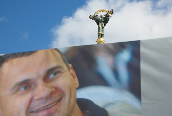 Сотни людей вышли на Майдане Независимости отпраздновать день рождения Сенцова