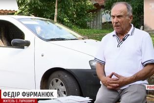 Неймовірне поряд: дідусь із Рівненщини 11 років розмитнює машину після того, як відмовився платити хабар на митниці