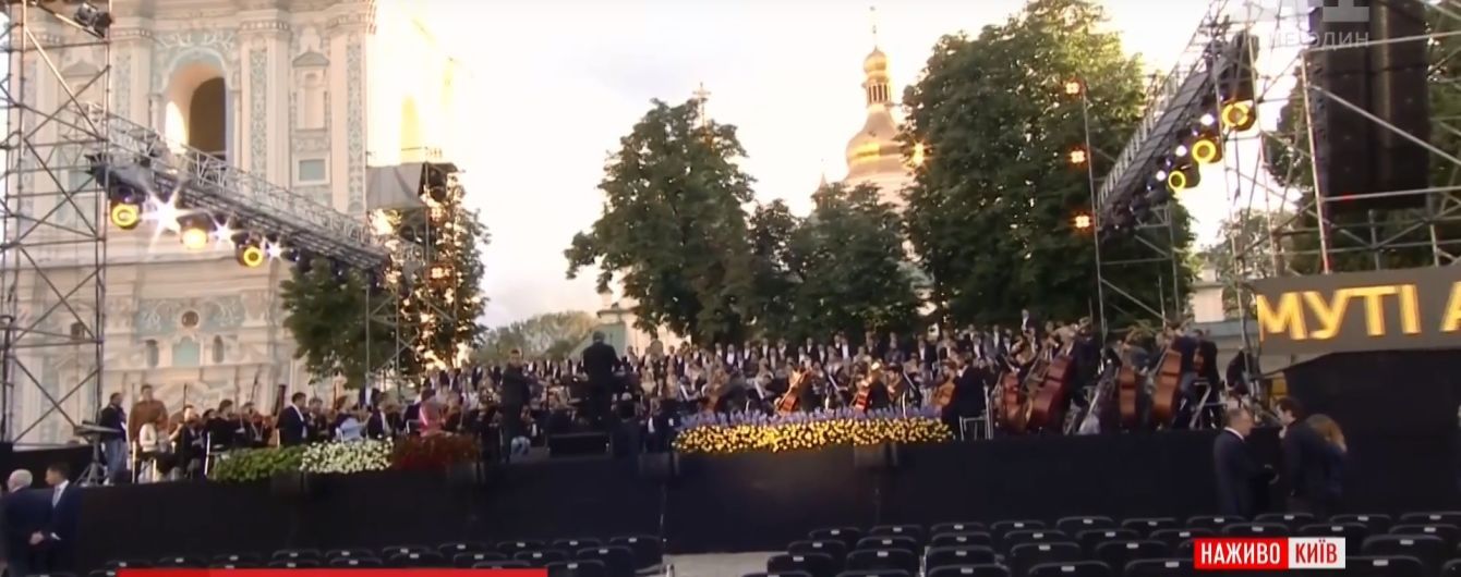Вечер грандиозной музыки в Киеве: на Софийской площади играют и поют мастера "Ла Скала"