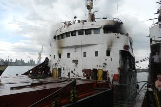 Від палуби до рубки: на Херсонському причалі вогонь охопив судно