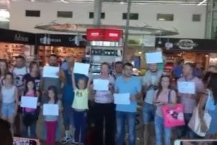 Две сотни украинских туристов застряли еще и в Албании