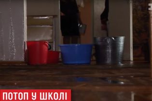 Зіпсовані комп’ютери та басейн замість спортзалу: у столиці злива завдала школі збитків на мільйони гривень