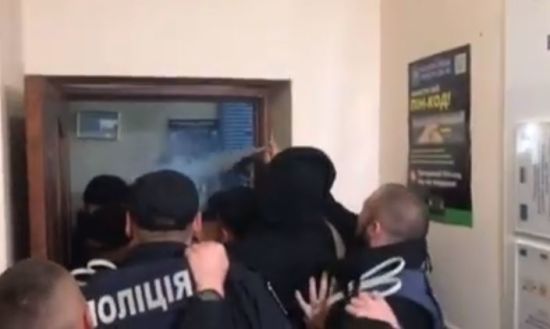 На Рівненщині активісти побилися з правоохоронцями на сесії селищної ради, поліція застосувала газ