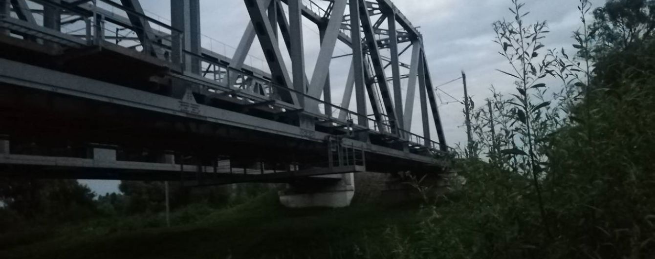 За сутки двое школьников пострадали от поражения током, один из подростков погиб