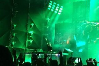 Молодой и горячий: Martin Garrix взобрался на стол перед украинской публикой