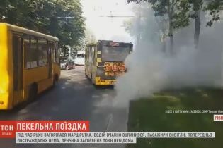 У Рівному заповнена маршрутка загорілася на повній швидкості