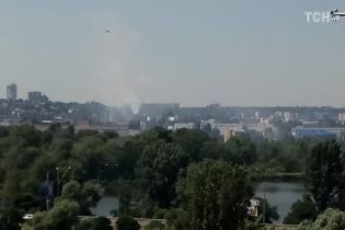 Жители столичной Оболони сообщили о задымлении и химическом запахе возле завода