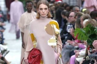 Величезні квіти і пастельні кольори в колекції Valentino сезону осінь-зима 2018-2019